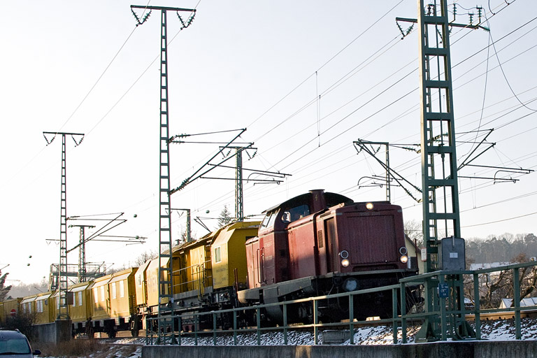 V100 2335 bei km 16,6 (Februar 2012)