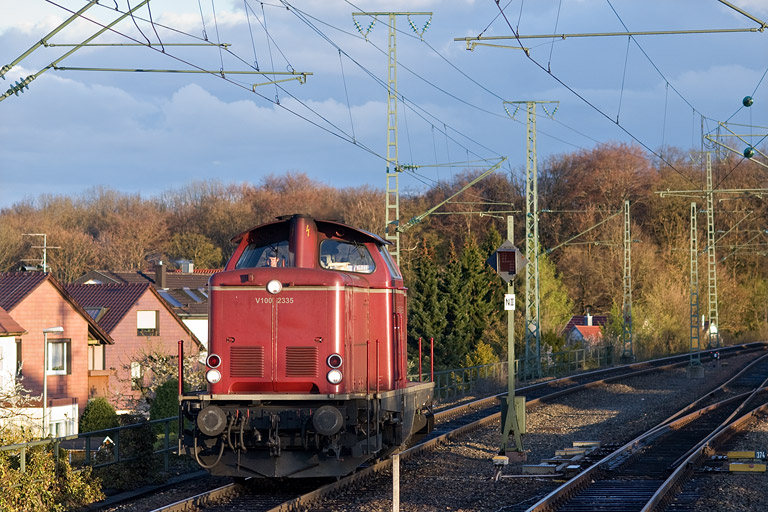 V100 2335 als Tfzf(D) 92981 bei km 16,8 (April 2012)