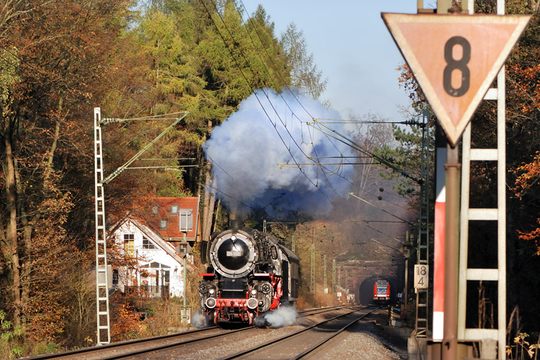 01 150 mit DbZ 91925 bei km 18,4 (Oktober 2013)
