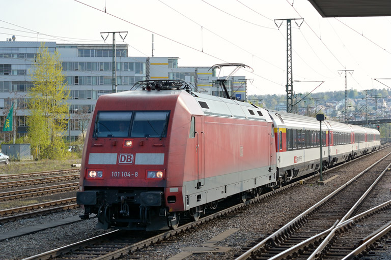 101 104 mit IC 184 bei km 15,8 (April 2013)