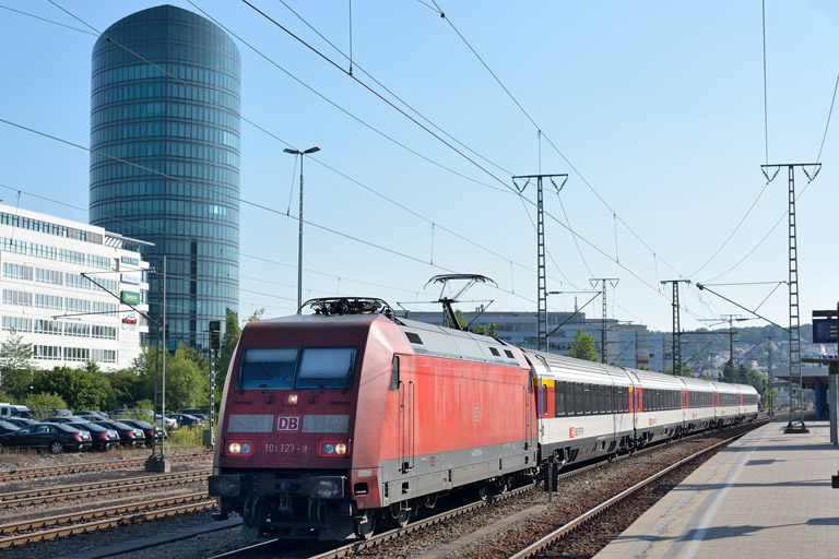 101 127 mit IC 184 bei km 15,6 (Juli 2013)