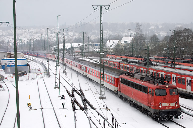 110 491 mit Lpf 13998 bei km 16,0 (M&auml;rz 2013)