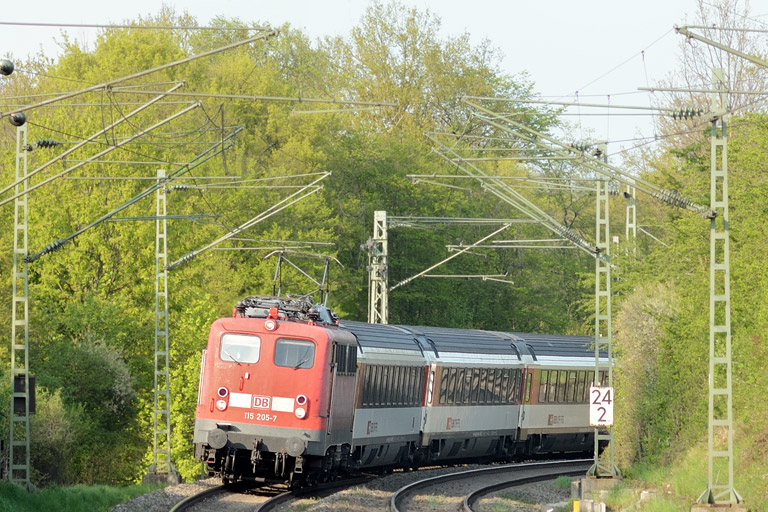 115 205 mit IC 283 bei km 24,2 (Mai 2013)