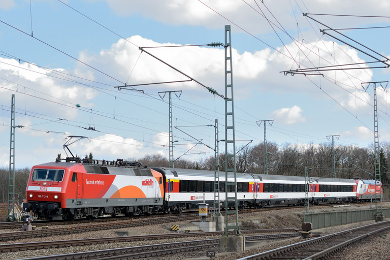 120 112 mit IC 2566 bei km 17,0 (April 2013)