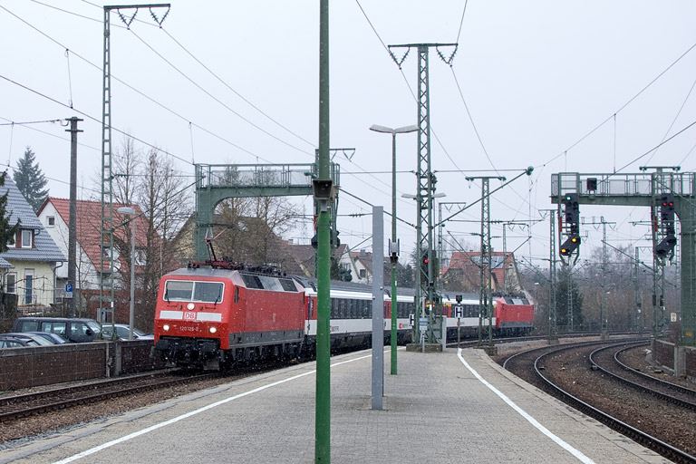 120 125 und 120 115 mit IC 2567 bei km 16,6 (M&auml;rz 2013)