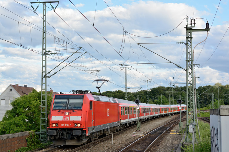 146 210 mit RE 19006 bei km 16,8 (Juni 2013)