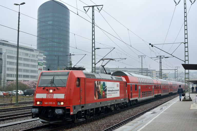 146 220 mit RE 19042 bei km 15,6 (April 2013)