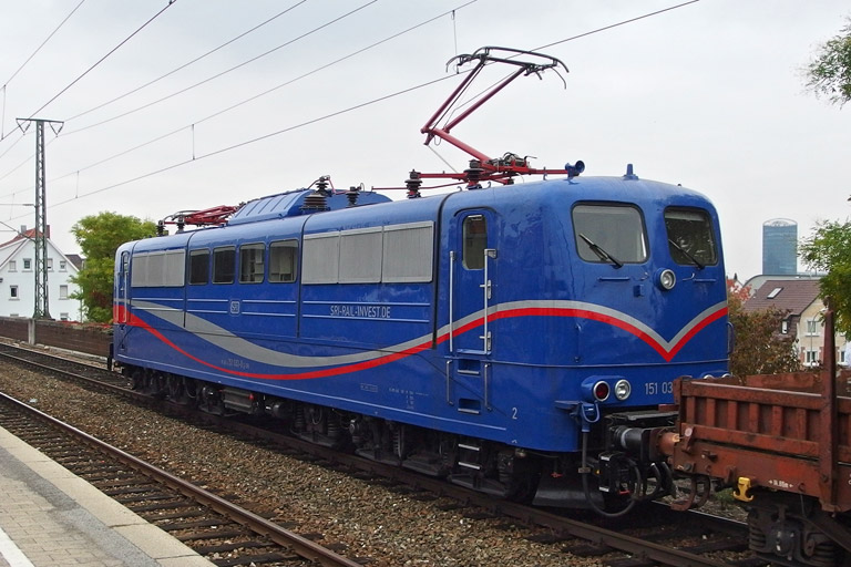 151 033 mit DGS 69305 bei km 16,8 (Oktober 2013)