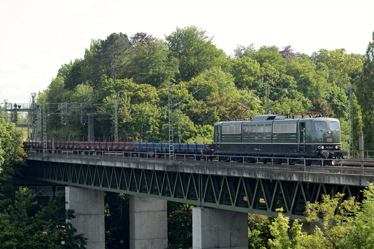 151 124 mit DGS 32868 bei km 14,6 (Juni 2013)