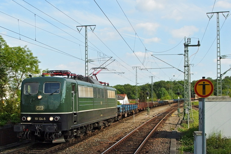 151 124 mit DGS 32868 bei km 16,8 (Juni 2013)