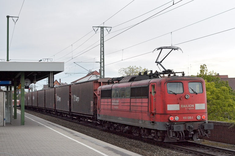151 135 mit GA 60084 bei km 16,8 (Mai 2013)