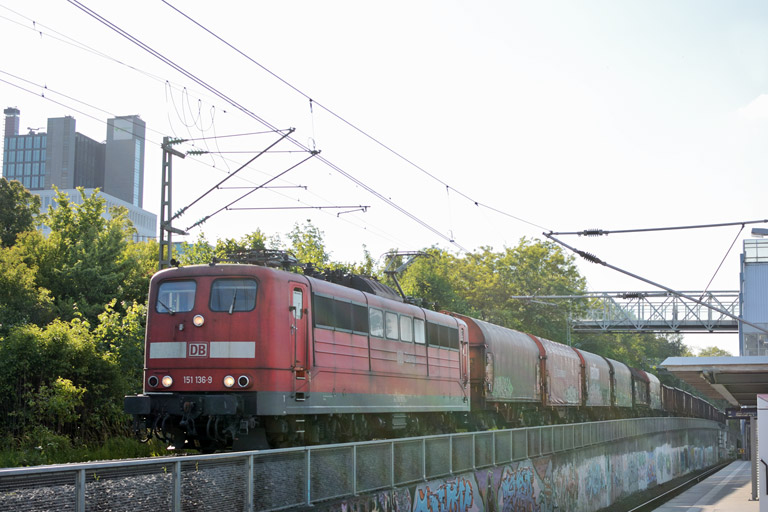 151 136 mit EK 56173 bei km 14,0 (Juni 2013)