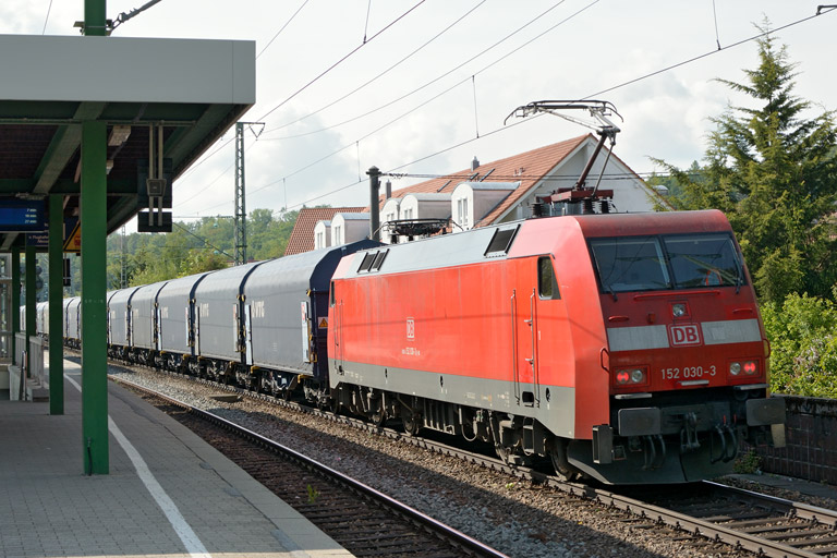 152 030 mit GM 49225 bei km 16,8 (Mai 2013)
