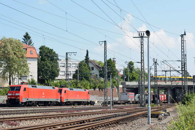 152 067 und 152 003 mit KT 50509 bei km 15,4 (Juni 2013)