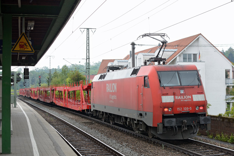152 109 mit EK 56165 bei km 16,8 (Mai 2013)