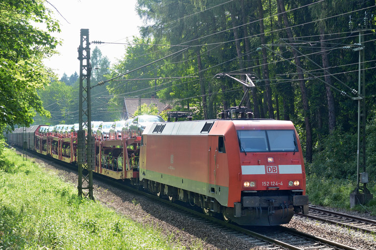152 124 mit GA 60082 bei km 18,2 (Juni 2013)