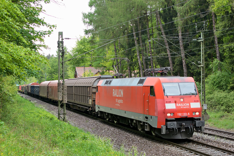 152 133 mit EZ 44696 bei km 18,0 (Mai 2013)