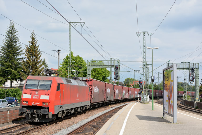 152 164 mit EK 56183 bei km 16,6 (Mai 2013)