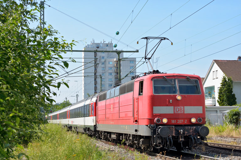 181 207 mit IC 281 bei km 8,6 (Juli 2013)