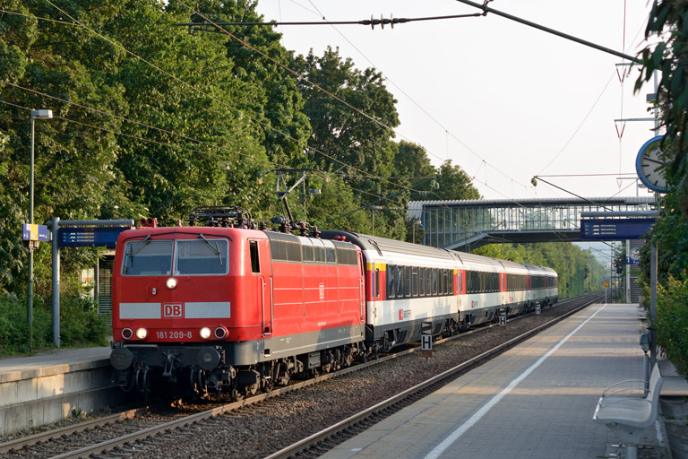 181 209 mit IC 182 bei km 24,4 (Juli 2013)