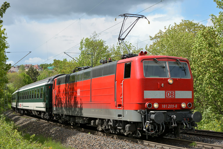 181 209 mit IC 281 bei km 8,2 (Mai 2013)