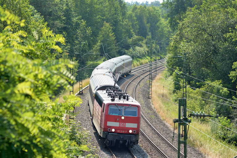 181 219 mit IC 186 bei km 19,2 (Juli 2013)