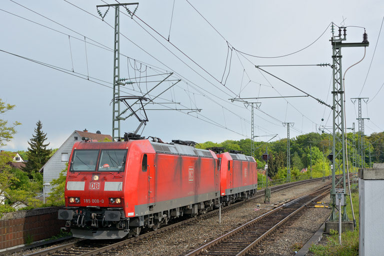 185 008 und 185 073 bei km 16,8 (Mai 2013)