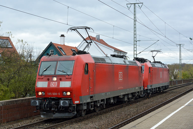 185 008 und 185 092 als T 66722 bei km 16,8 (November 2013)