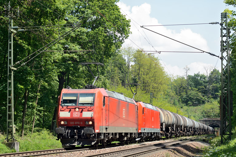 185 070 und 185 187 mit GM 48403 bei km 18,2 (Juni 2013)