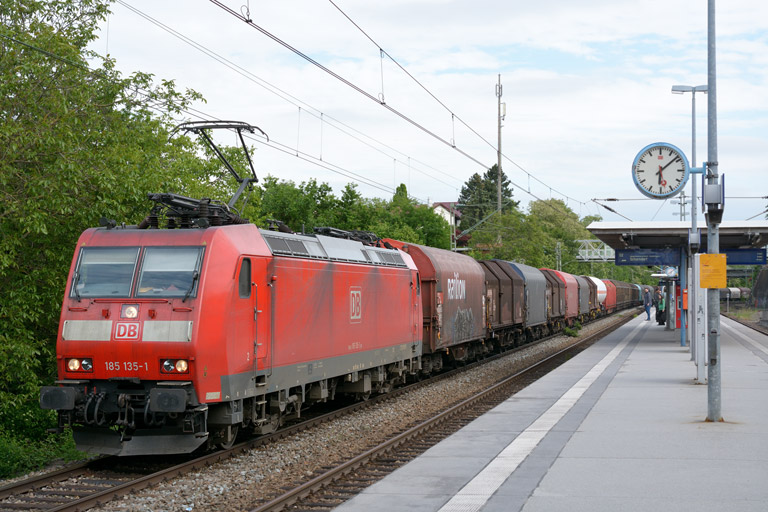 185 135 mit EK 56166 bei km 14,2 (Juni 2013)