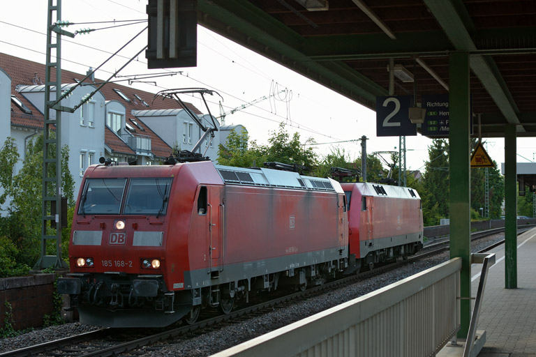 185 168 und 152 013 bei km 16,8 (Juni 2013)