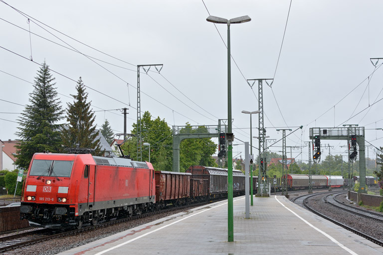 185 213 mit EZ 44691 bei km 16,8 (Mai 2013)