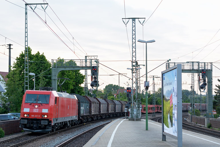 185 221 mit EK 56185 bei km 16,6 (Juni 2013)