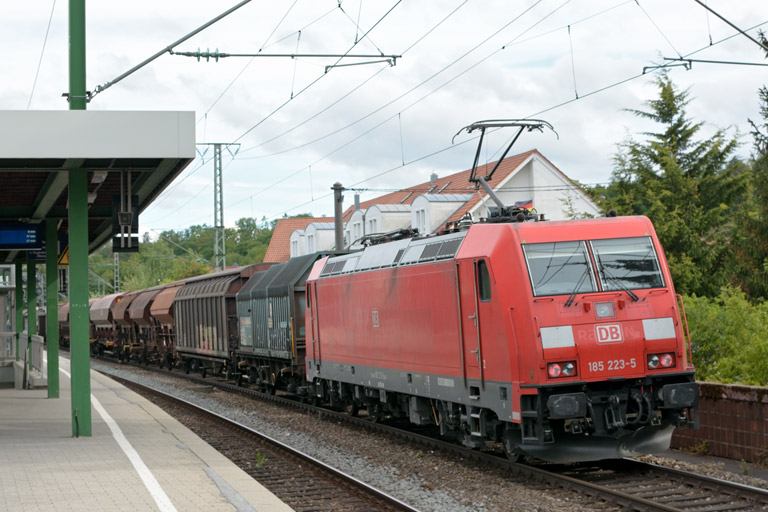 185 223 mit EZ 44691 bei km 16,6 (Mai 2013)