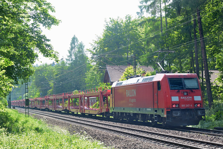 185 247 mit EK 56189 bei km 18,2 (Juni 2013)