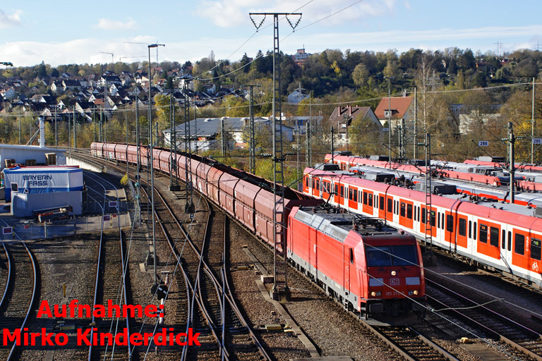 185 372 mit GM 49364 bei km 16,0 (November 2013)