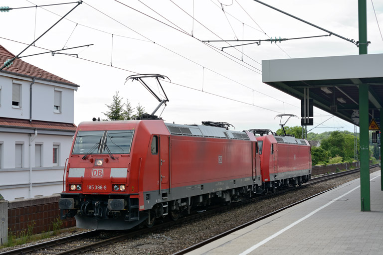 185 396 und 185 062 bei km 16,8 (Juni 2013)