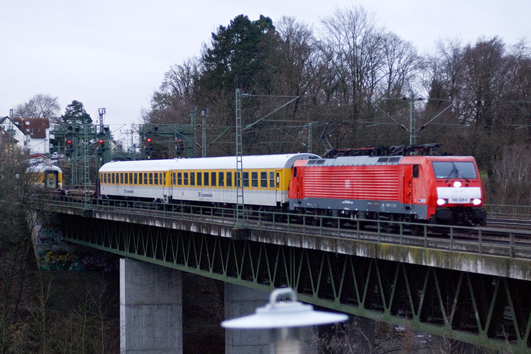 189 028 mit ST 92127 bei km 14,6 (Februar 2013)