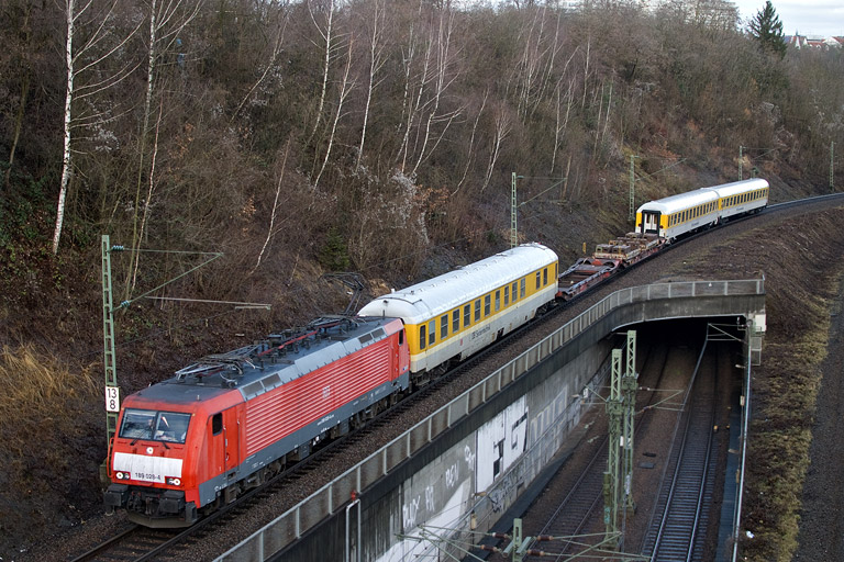 189 028 mit ST 92149 bei km 13,8 (Februar 2013)