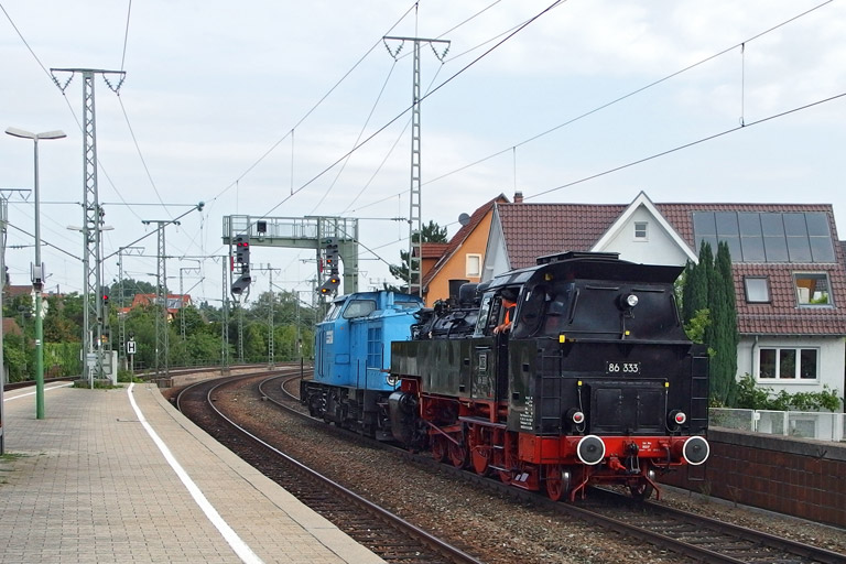 202 563 und 86 333 als Prb 92408 bei km 16,6 (August 2013)