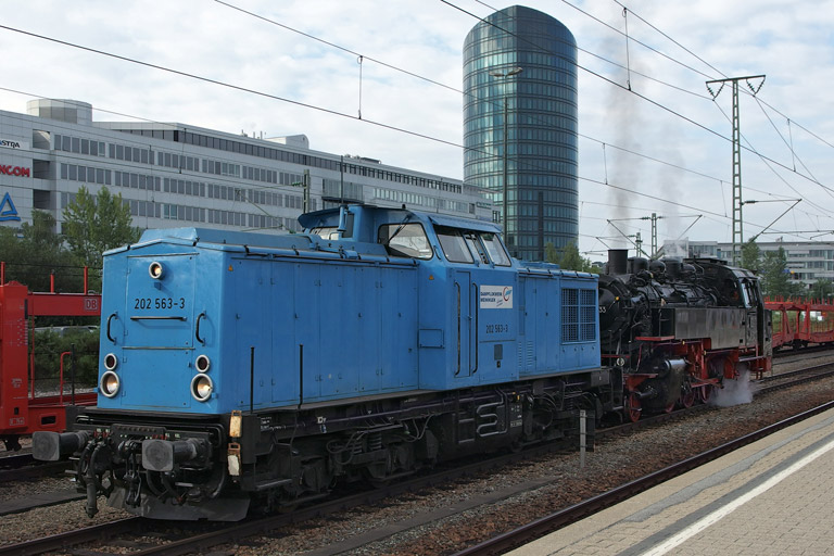 202 563 und 86 333 als Prb 92408 bei km 15,6 (August 2013)