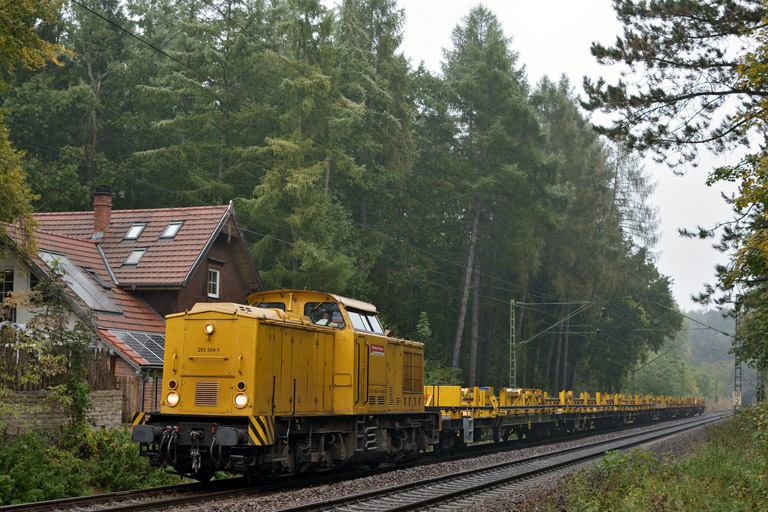 203 304 mit Bauz 20440 bei km 18,2 (Oktober 2013)