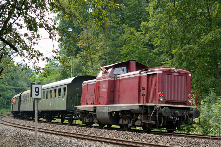 212 084 mit DbZ 92453 bei km 11,8 (August 2013)