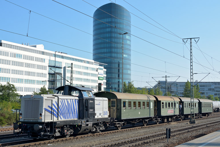 212 249 mit DLr 32829 bei km 15,6 (Juli 2013)