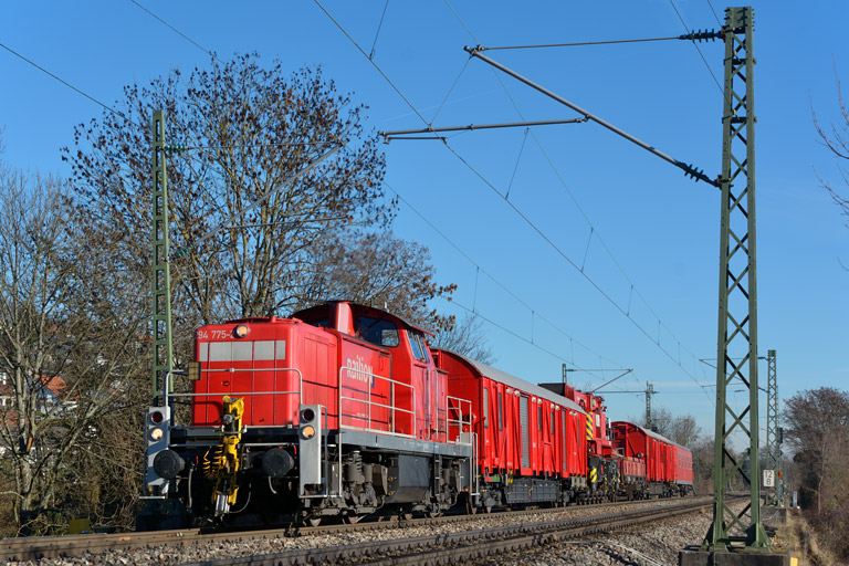 294 775 mit Hilfsz 99935 bei km 12,8 (Dezember 2013)