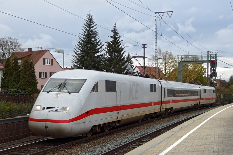410 102, 810 101 und 410 101 als LPFT-A 92577 bei km 16,6 (November 2013)