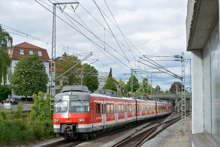 420 900 und 420 416 bei km 15,4 (Mai 2013)