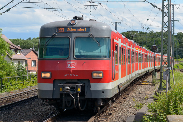420 985 als S2 bei km 16,8 (Juni 2013)