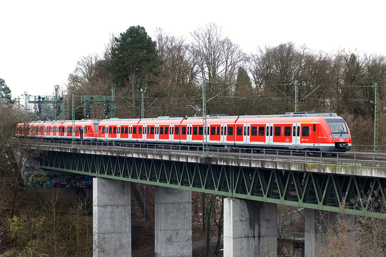 430 023 und 430 022 in Stuttgart-Vaihingen (Januar 2013)