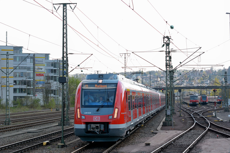 430 023 und 430 022 als S7868 bei km 15,8 (April 2013)